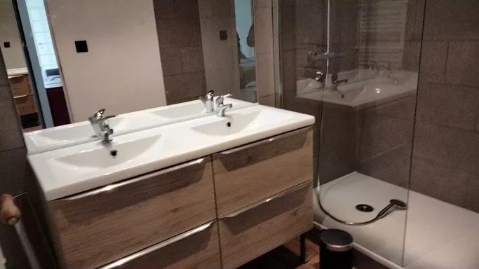 Salle de bain entièrement refaite dans un T4 loué en colocation